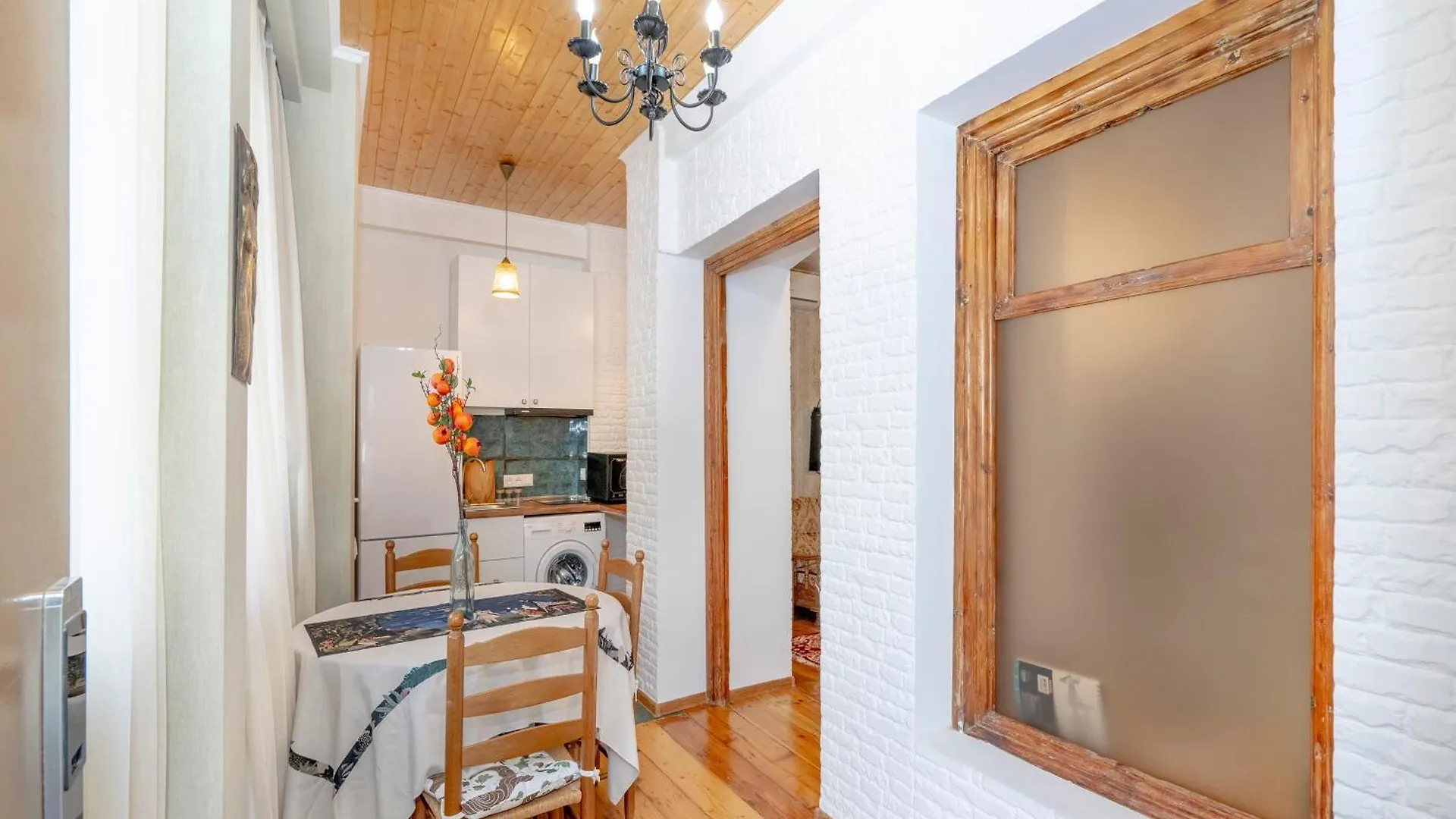 Old City Center- Adventurous Apt Hosted By Giorgio Тбилиси Грузия